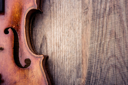 粗糙 unplaned 板上的古小提琴