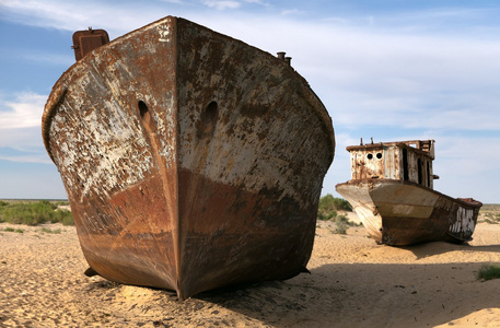 小船在沙漠咸海乌兹别克斯坦