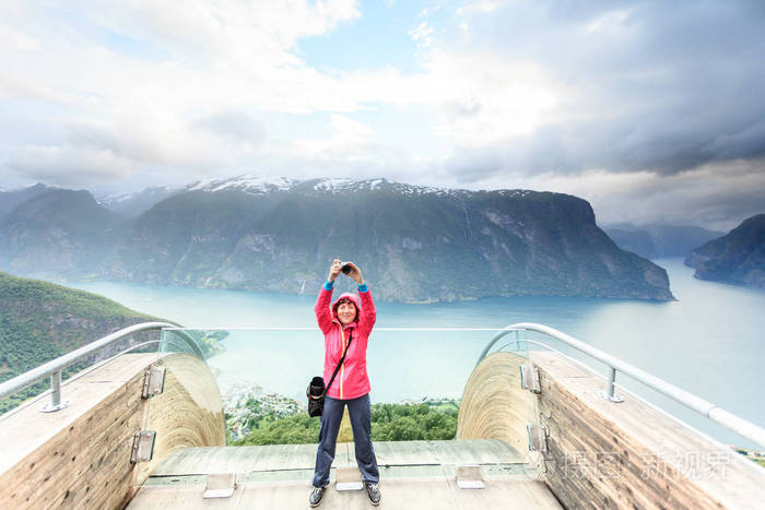 旅游和旅行。女人旅游自然摄影师拍照相机，享受从挪威斯堪的那维亚 Stegastein 卢 Aurland 峡湾景观与