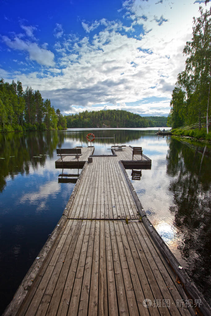 森林湖上泊。芬兰
