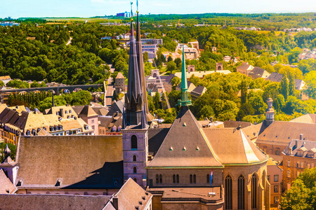 城市老修道院的景观卢森堡卢森堡, 夏季
