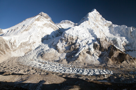 美丽的景色，登上珠穆朗玛峰 洛子峰和努