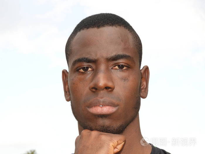 胡子拉碴的黑人男性思想