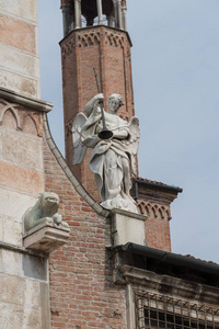 天使在意大利伦巴第地区克雷莫纳大教堂的门面上举小号