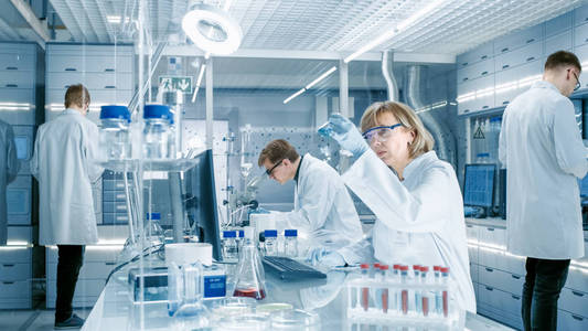 她在一个繁忙的实验室工作的科学家进行的实验的全照片