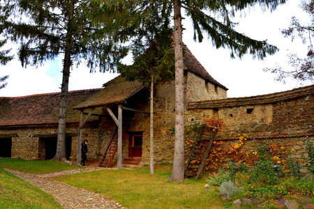 中世纪设防的撒克逊教堂的庭院在村庄 crit, 特兰西瓦尼亚