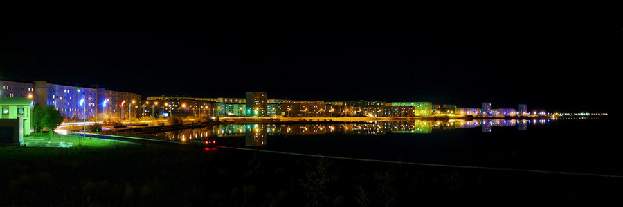 对在 2007 年 9 月 15 日俄罗斯涅河涅市全景。城市夜景