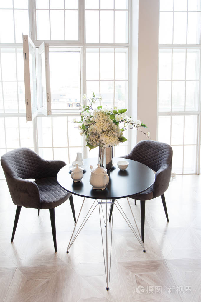 家庭内饰, 复古椅.现代室内与老式家具的阁楼风格与混凝土墙上的背景