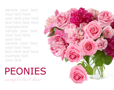 大束牡丹和粉红玫瑰插在花瓶里孤立在白色带有示例文本