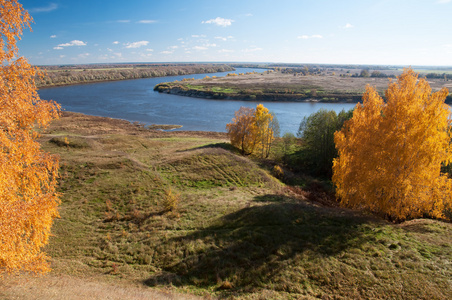 奥卡河.从高高的河岸的秋天景色照片