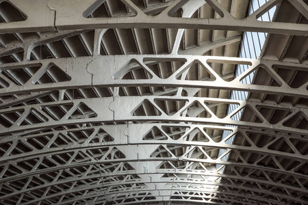 旧的拱形金属结构。工业几何