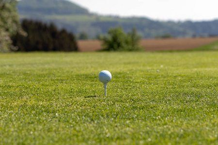高尔夫球场草坪草球在春天的风景在南德国乡村放松户外