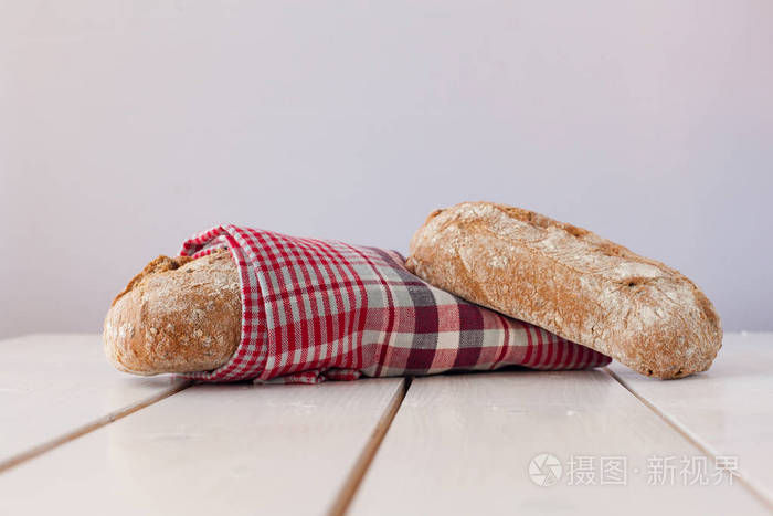 裹在毛巾里的新鲜面包