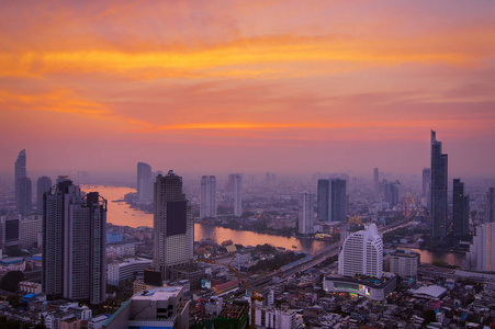 曼谷景观与摩天大楼在商业区曼谷泰国在黄昏