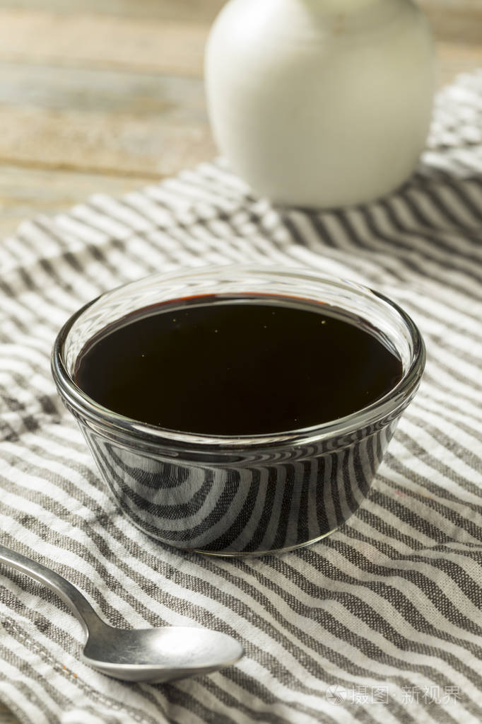 有机黑甘蔗糖糖蜜在碗里
