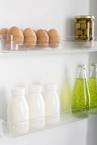 打开冰箱充满了新鲜水果和蔬菜，健康食品的背景下，有机营养 卫生保健 节食概念