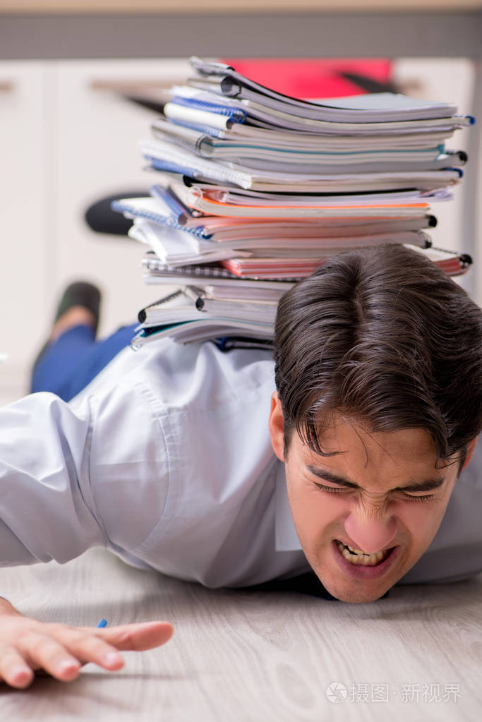 非常繁忙的员工在办公室工作