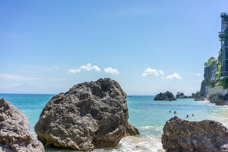 美丽的大海和海滩，有大石头