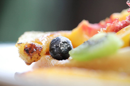 甜点烤华夫饼与果子猕猴桃香蕉葡萄莓和香草冰淇淋复古风格