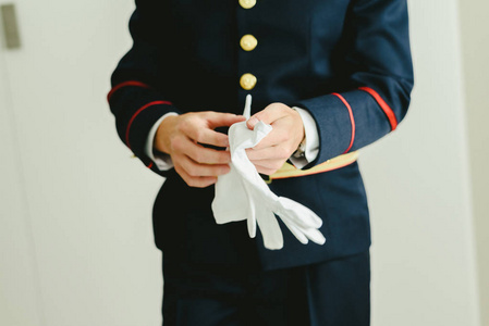 贵族礼仪军事人手穿上一些优雅的白色手套照片