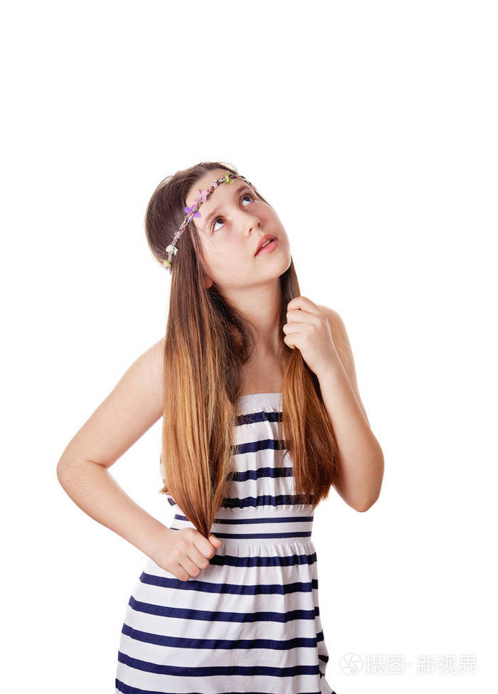 白色背景下的年轻梦想女孩的肖像