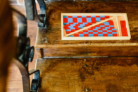 游戏学习计数, 由蓝色和红色木材, 在一个教室内蒙台梭利