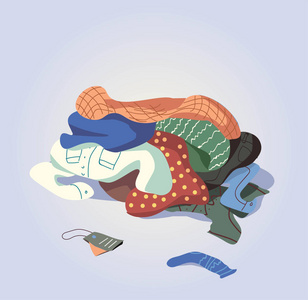 某条毛巾地板上的一堆衣服.圣诞家庭套餐照片