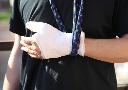 脚的特写镜头,一个用石膏绷带.脚夹板用于治疗骨折造成的损伤.