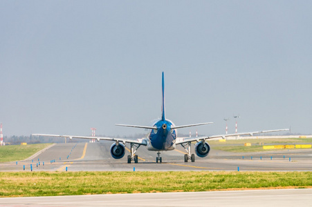 降落的飞机图片-降落的飞机素材-降落的飞机插画-摄图新视界