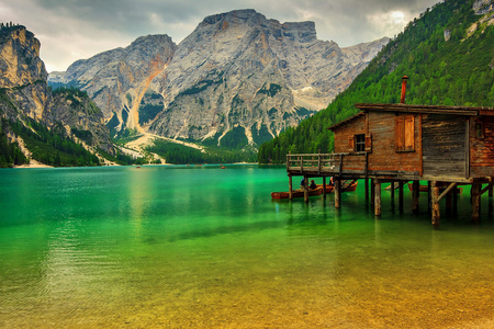 在阴天 白云岩 意大利 braies 湖船屋