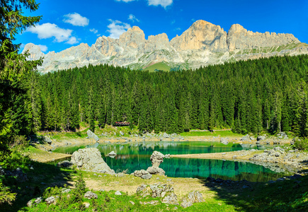 在森林，白云岩，意大利美丽的 Carezza 湖,Lago di Carezza