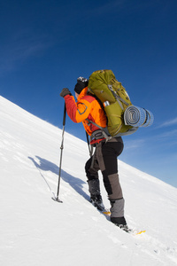 在山里徒步旅行带着背包和帐篷雪的冬天