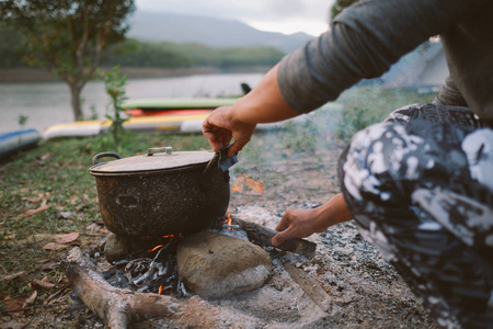 当你去野外或户外活动时, 用木柴在柴火炉上做饭, 露营帐篷照片