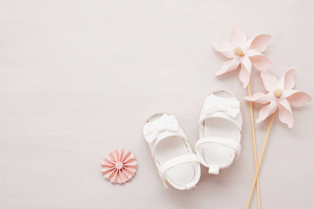 可爱的新生女婴鞋。婴儿会, 生日, 请柬或贺卡