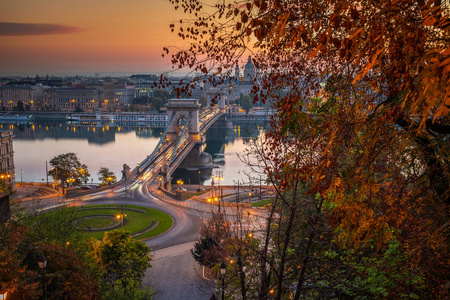 布达佩斯, 匈牙利著名的 szechenyi 链桥 兰奇德 和克拉克亚当广场转盘在日出与美丽的秋叶