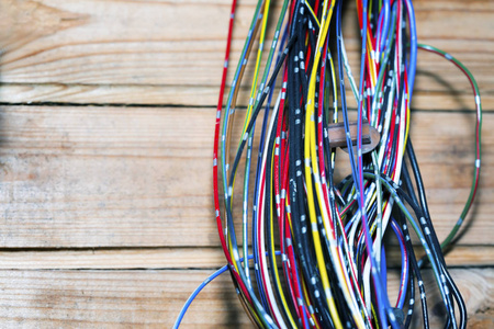 这束电线或电缆紧密地缠绕在一起。不同颜色的电线的残余, 堆积在一个大堆。在导线有被压缩的套圈为连接