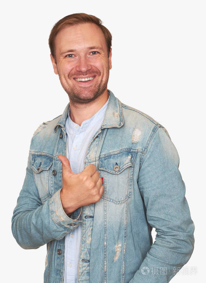 成功的休闲英俊的男人微笑.开朗的家伙竖起大拇指.孤立