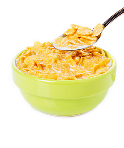 碗和勺子在白色背景上的玉米片