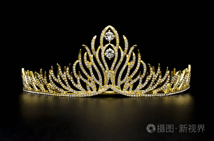 黄金王冠与钻石查出的黑色