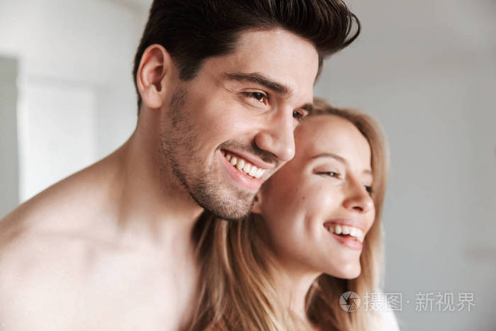 照片的年轻可爱高兴幸福的情侣在家中拥抱