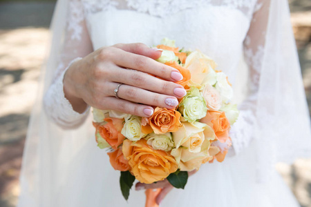 新娘拿着她的花束, 特写镜头