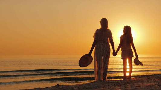 妈妈在床边看着孩子图片