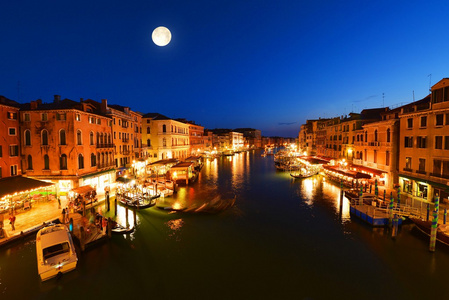在晚上威尼斯运河