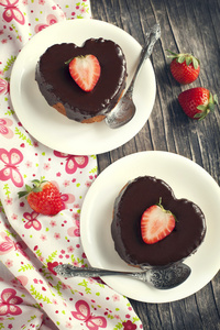 心形巧克力和草莓的蛋糕