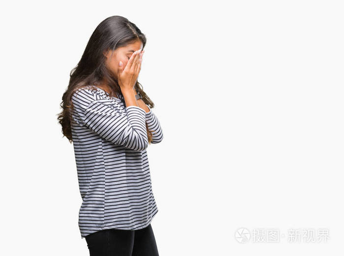 年轻美丽的阿拉伯妇女戴着太阳镜在孤立的背景和悲伤的表情覆盖脸与手