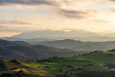 在斯洛伐克和波兰边境高塔特拉山山脉的高岩石山峰上美丽的日落