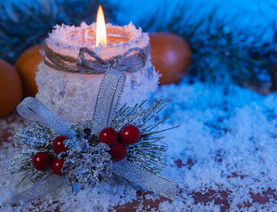 新年贺卡与蜡烛在自制烛台, 圣诞装饰品和云杉分行