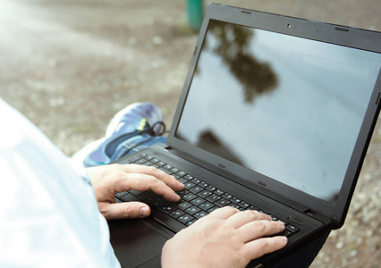 技术和通信, 在键盘上使用笔记本电脑在户外工作