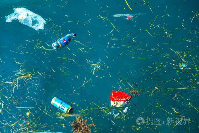 塑料污染问题-海洋水中的塑料和其他垃圾