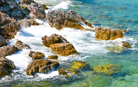 自然场景岩石海滩和大海在柯兰岛